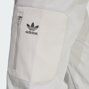 ADIDAS ORIGINALS Tapered Cargohose 'Utility' in Grau