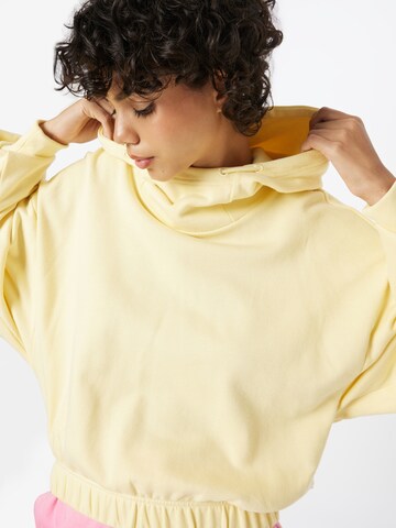 ADIDAS PERFORMANCE - Sweatshirt de desporto 'Studio Lounge ' em amarelo