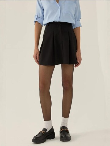 Hiccup Skirt in Black: front