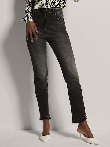 MADELEINE Tapered Jeans in Grau: Vorderseite