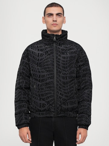 Geacă de iarnă de la Versace Jeans Couture pe negru: față