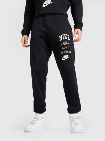 Effilé Pantalon 'CLUB' Nike Sportswear en noir : devant