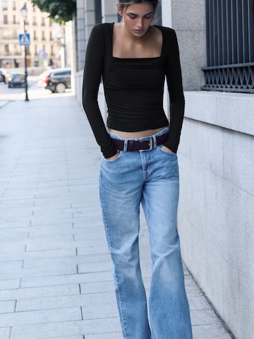 Tricou de la Pull&Bear pe negru: față