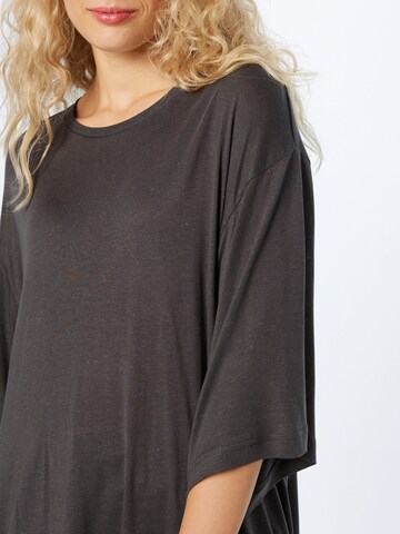 WEEKDAY Oversized bluse i grå