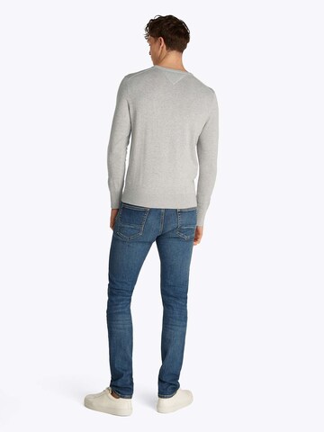 TOMMY HILFIGER Pulóver 'ESSENTIAL' - szürke