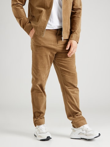 Regular Pantalon 'Caspar' ABOUT YOU x Jaime Lorente en marron : devant