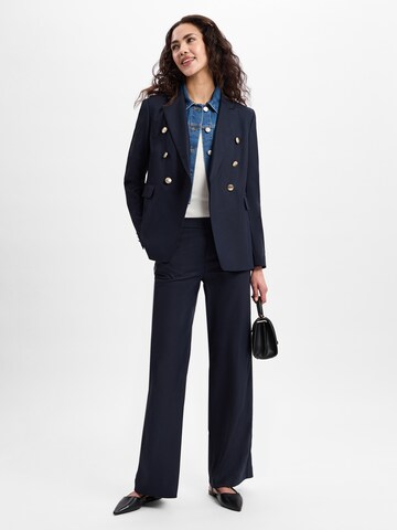 Marie Lund Slim fit Pleat-Front Pants in Blue: front
