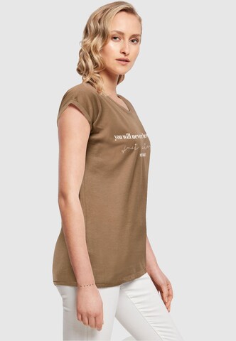 Merchcode T-Shirt 'Just Start' in Braun