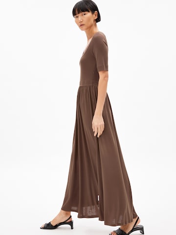 Robe ARMEDANGELS en marron