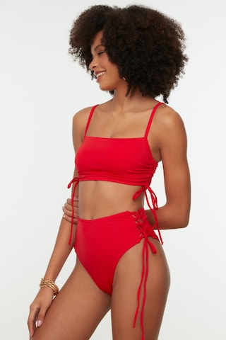 Bas de bikini Trendyol en rouge : devant