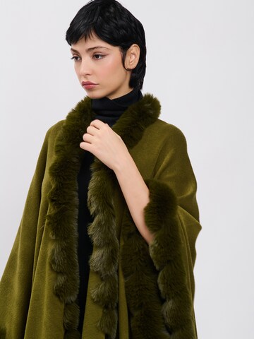Influencer Cape in Green