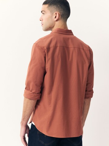 Next - Ajuste estrecho Camisa en marrón