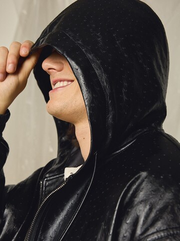 Bershka Tussenjas in Zwart