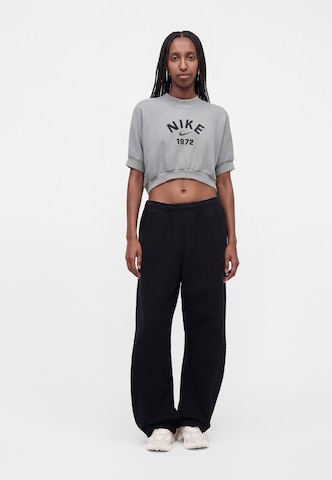 Nike Sportswear - Pierna ancha Pantalón 'Studio' en negro