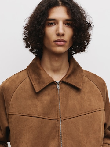 Pull&Bear Välikausitakki värissä ruskea