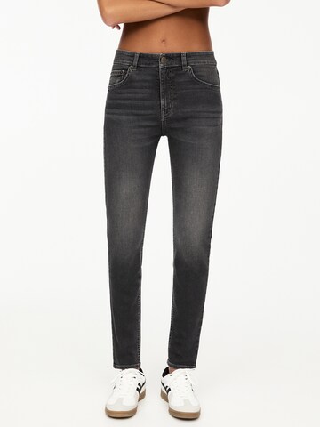 Skinny Jeans di Pull&Bear in grigio: frontale