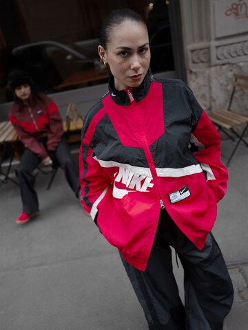Nike Sportswear Демисезонная куртка 'STREET' в Красный