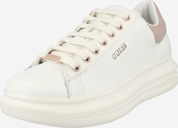 GUESS حذاء رياضي بلا رقبة 'Salerno' بلون أبيض: الأمام