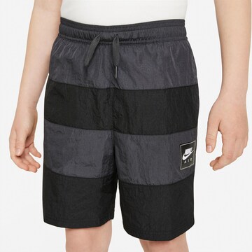 NIKE Regular Sportshorts 'Air' in Grau