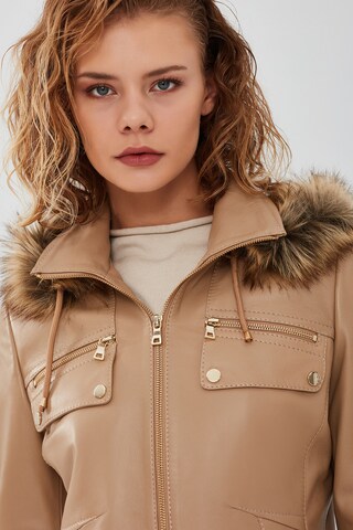 Derimod Tussenjas in Beige