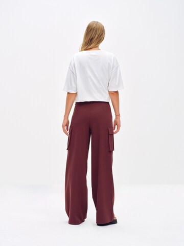 Loosefit Pantaloni cargo 'Dakota' di ABOUT YOU x Toni Garrn in rosso