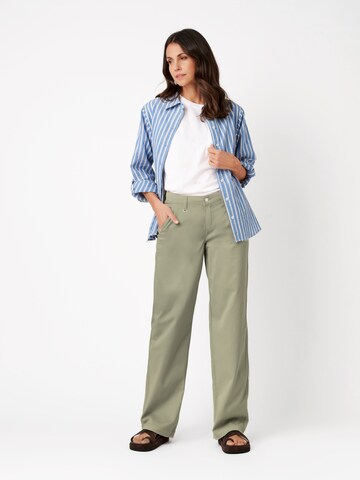TONI Regular Pants in Green: front