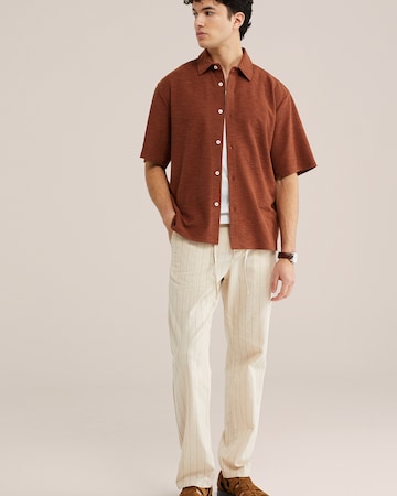 WE Fashion Regularen Chino hlače | bež barva