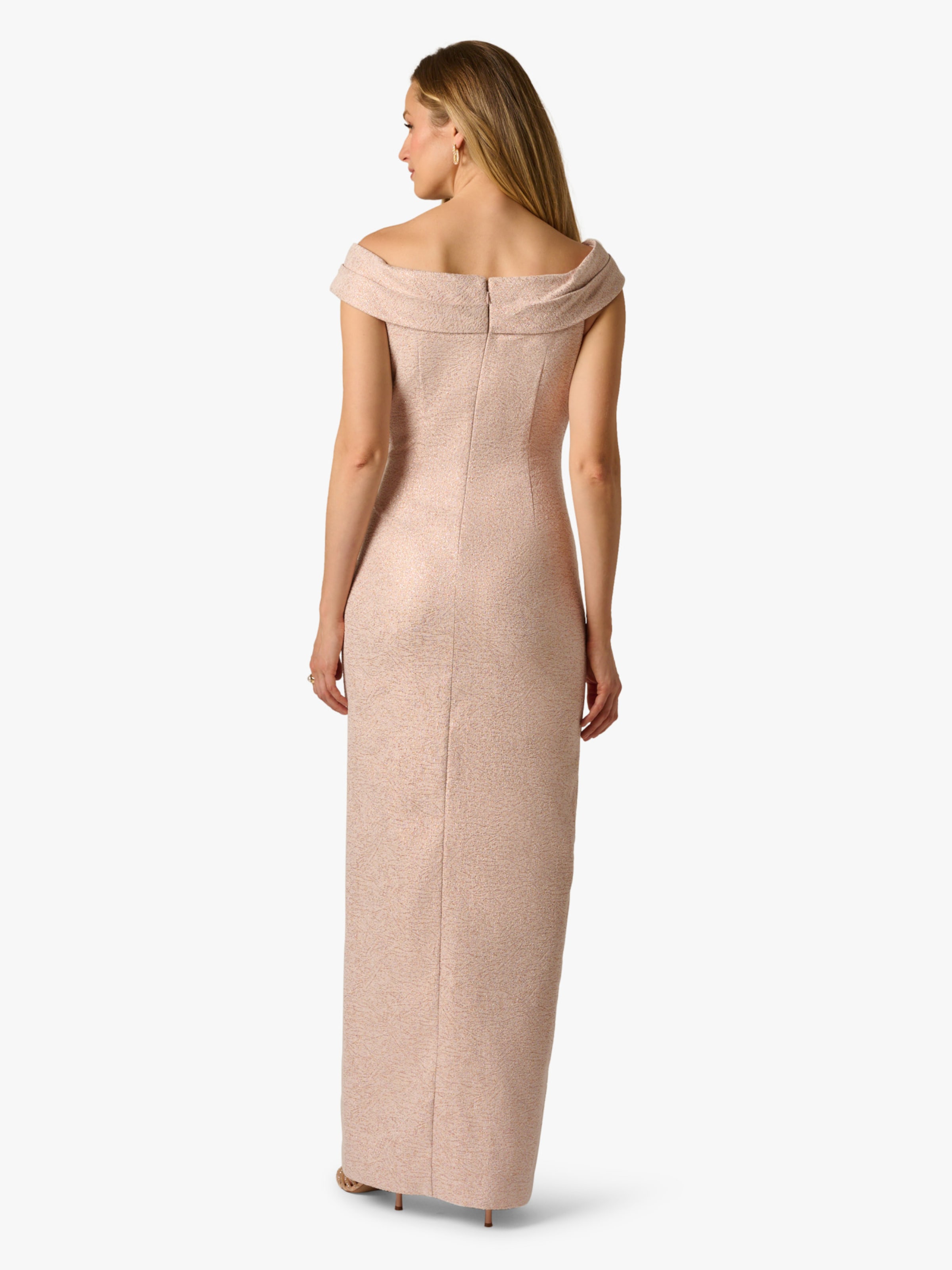 Adrianna Papell Avondjurk 'Off Shoulder Column Gown' in Roze