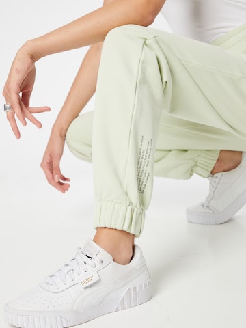 Tapered Pantaloni 'Chroma Capsule' di NU-IN in verde