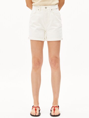 ARMEDANGELS Regular Trousers in White: front