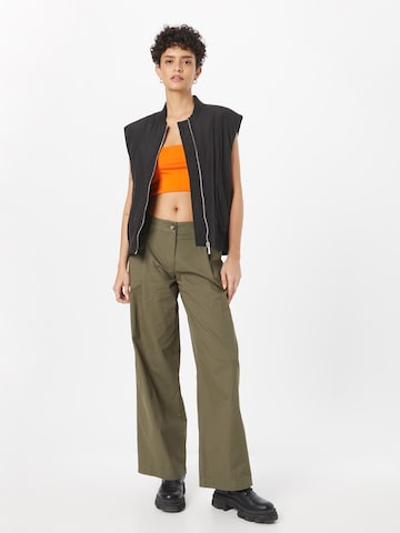 Monki Loose fit Pleat-Front Pants in Green