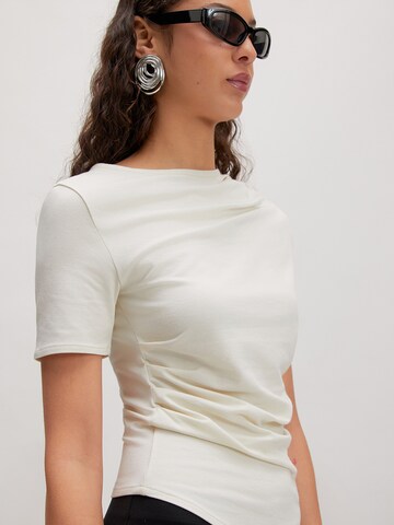 Tricou 'Ona' de la EDITED pe alb