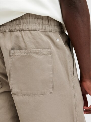 AllSaints Lużny krój Spodnie 'HANBURY' w kolorze beżowy