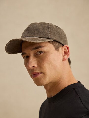 DAN FOX APPAREL Кепка 'Denny' в Коричневый