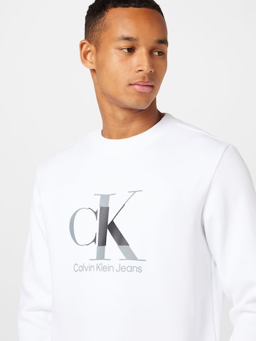 Bluză de molton de la Calvin Klein Jeans pe alb