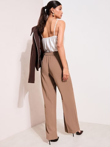 Friends Like These Szeroka nogawka Spodnie w kant w kolorze beżowy