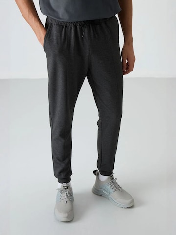 regular Pantaloni sportivi di Tommy Life in grigio