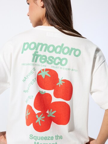 T-shirt 'TOMATOES' Pull&Bear en blanc
