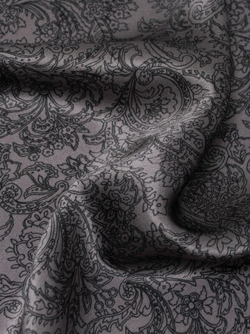 MayTree - Chal en gris