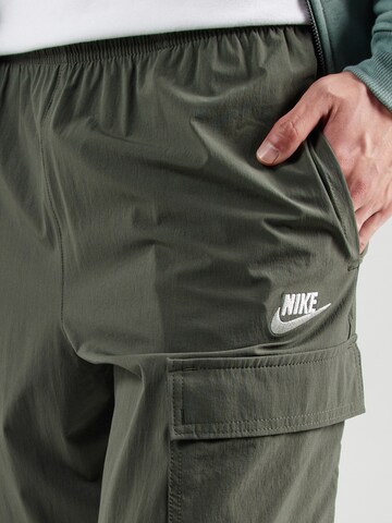 Effilé Pantalon cargo 'CLUB' Nike Sportswear en vert