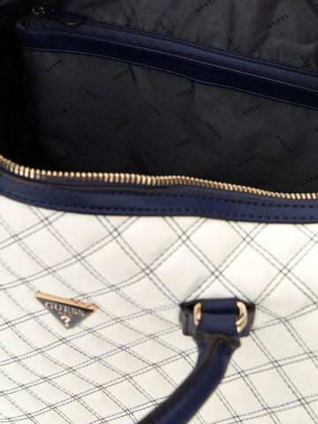 GUESS Reisetasche 'Cruise Vibe' in Weiß