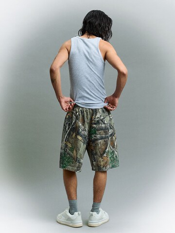 BershkaBaggy Hlače - zelena boja