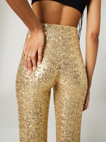 Regular Pantalon 'Elsa' Hoermanseder x About You en or