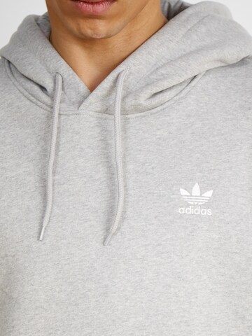ADIDAS ORIGINALS - Sweatshirt 'ESS' em cinzento