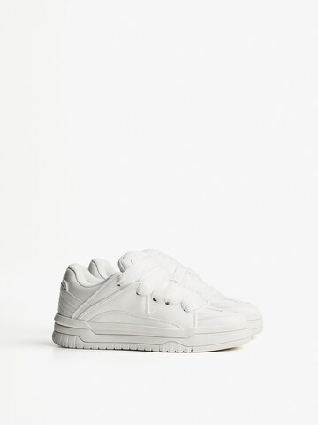 Bershka Nizke superge 'CLASSIC' | bela barva