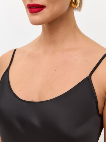 Serena Silueta Jurk 'Maxi satin slip dress 'Serene'' in Zwart