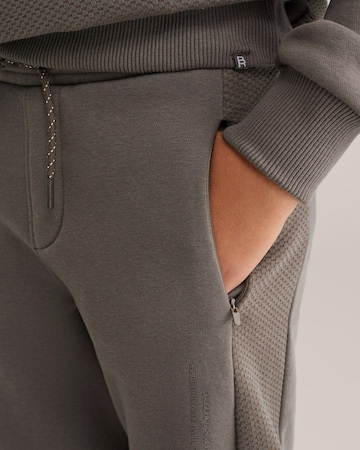 WE Fashion Tapered Jogginghose in Braun