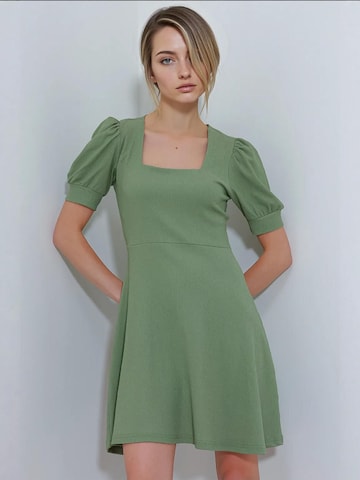 Bigdart Dress in Green: front