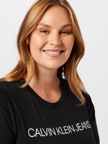 Calvin Klein Jeans Curve T-Shirt in Schwarz