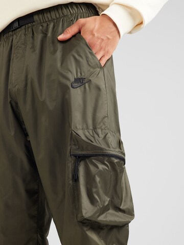 Tapered Pantaloni cu buzunare de la Nike Sportswear pe verde